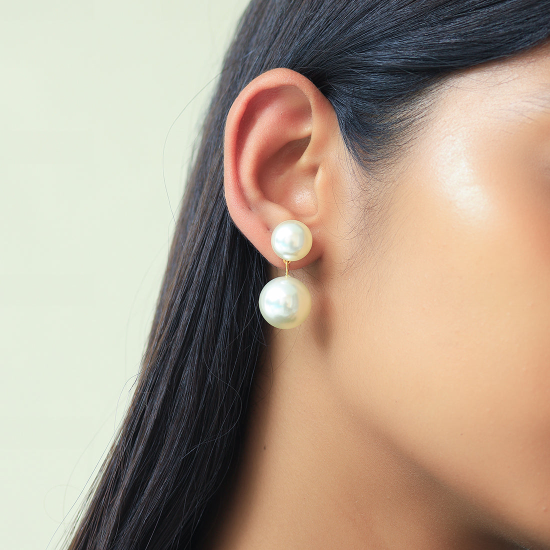 Elegant Pearl Drop Earrings In Gold