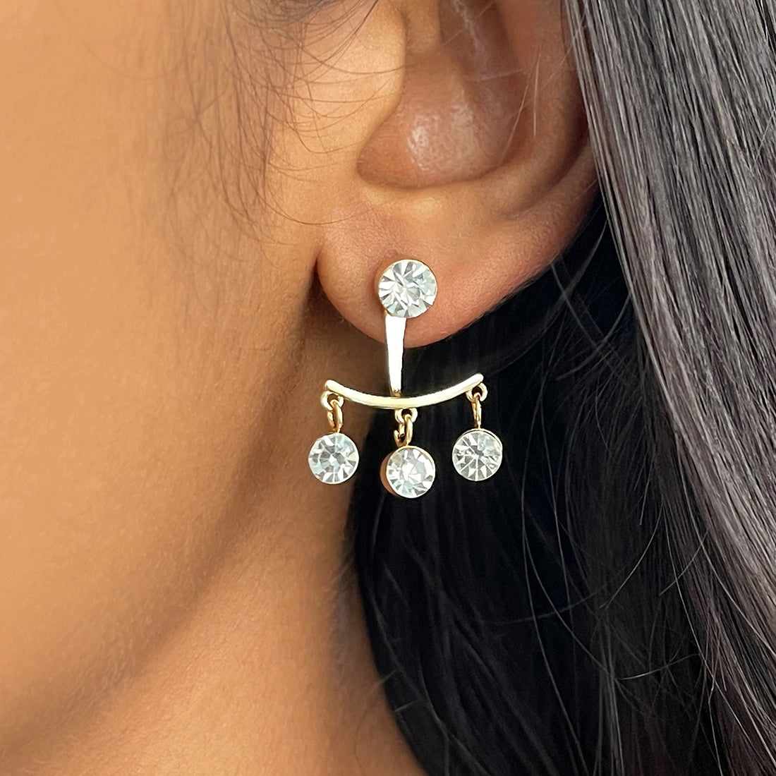CONTEMPORARY WHITE DIAMANTE CRYSTAL STUDDED GOLD-TONED SHORT DROP EARRINGS